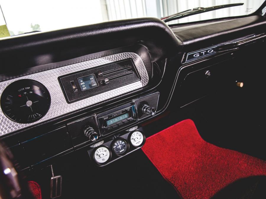 Детали интерьера Pontiac GTO Chief Camino 1965 года  (фото 13 из 23)